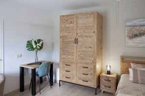 5 quartos, cofres nos quartos, escrivaninha