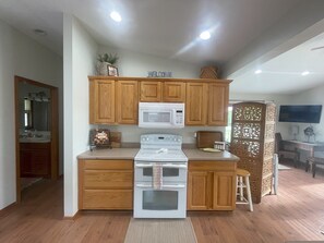 Fridge, microwave, oven, stovetop - Sunset Cabin on Coon Lake – 30min. North of the Twin Cities (Wyoming)