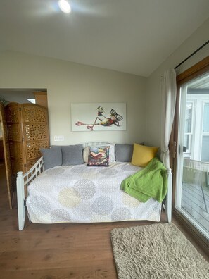 Desk, iron/ironing board, WiFi, bed sheets - Sunset Cabin on Coon Lake – 30min. North of the Twin Cities (Wyoming)