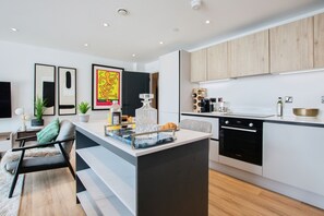 Kühlschrank, Ofen, Geschirrspüler, Wasserkocher mit Kaffee-/Teezubehör