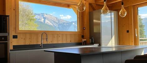 Kjøleskap, mikrobølgeovn, ovn og oppvaskmaskin