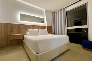 1 habitación, tabla de planchar con plancha y ropa de cama