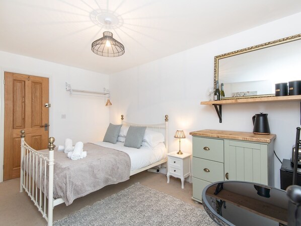 1 slaapkamer, een strijkplank/strijkijzer, gratis wifi, beddengoed