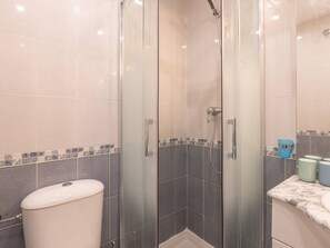 Ducha, secador de pelo y toallas