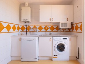 Micro-ondes, four, lave-vaisselle, grille-pain