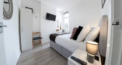 Pass the Keys | Seaside 2-Bedroom Flat | Parking | Sleeps 6