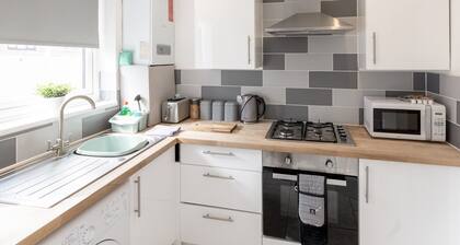 Pass the Keys | Seaside 2-Bedroom Flat | Parking | Sleeps 6