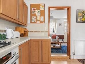 Een koelkast, een microgolfoven, een oven, een broodrooster