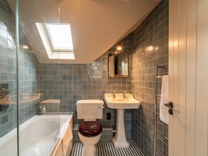 Shower, hair dryer, towels - The Old Reading Room | Peaceful Village Retreat | Pass the Keys (Wigginton)