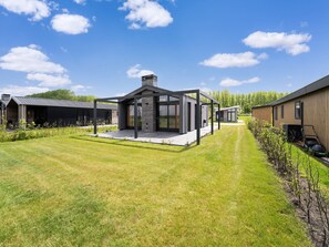House | Garden - Tranquil Holiday Home With Views (Oud Ade)