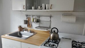 冷蔵庫、電子レンジ、オーブン、コンロ