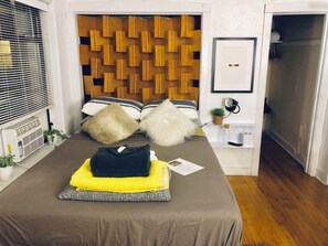 1 室のベッドルーム、デスク、アイロン / アイロン台、旅行用ベビーベッド