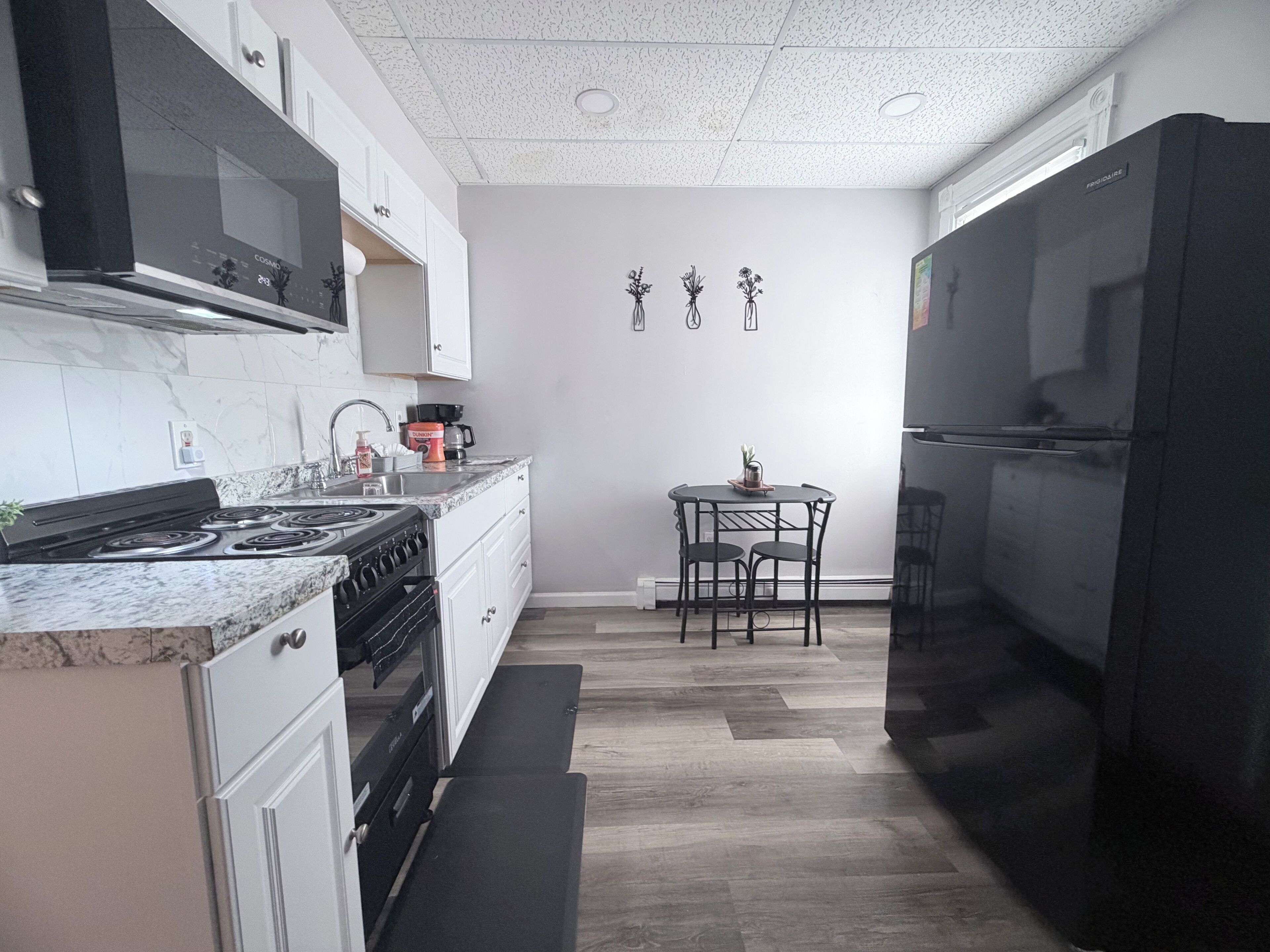 Réfrigérateur, micro-ondes, four, plaque de cuisson