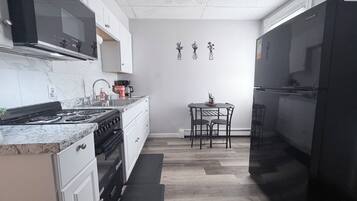 Réfrigérateur, micro-ondes, four, plaque de cuisson