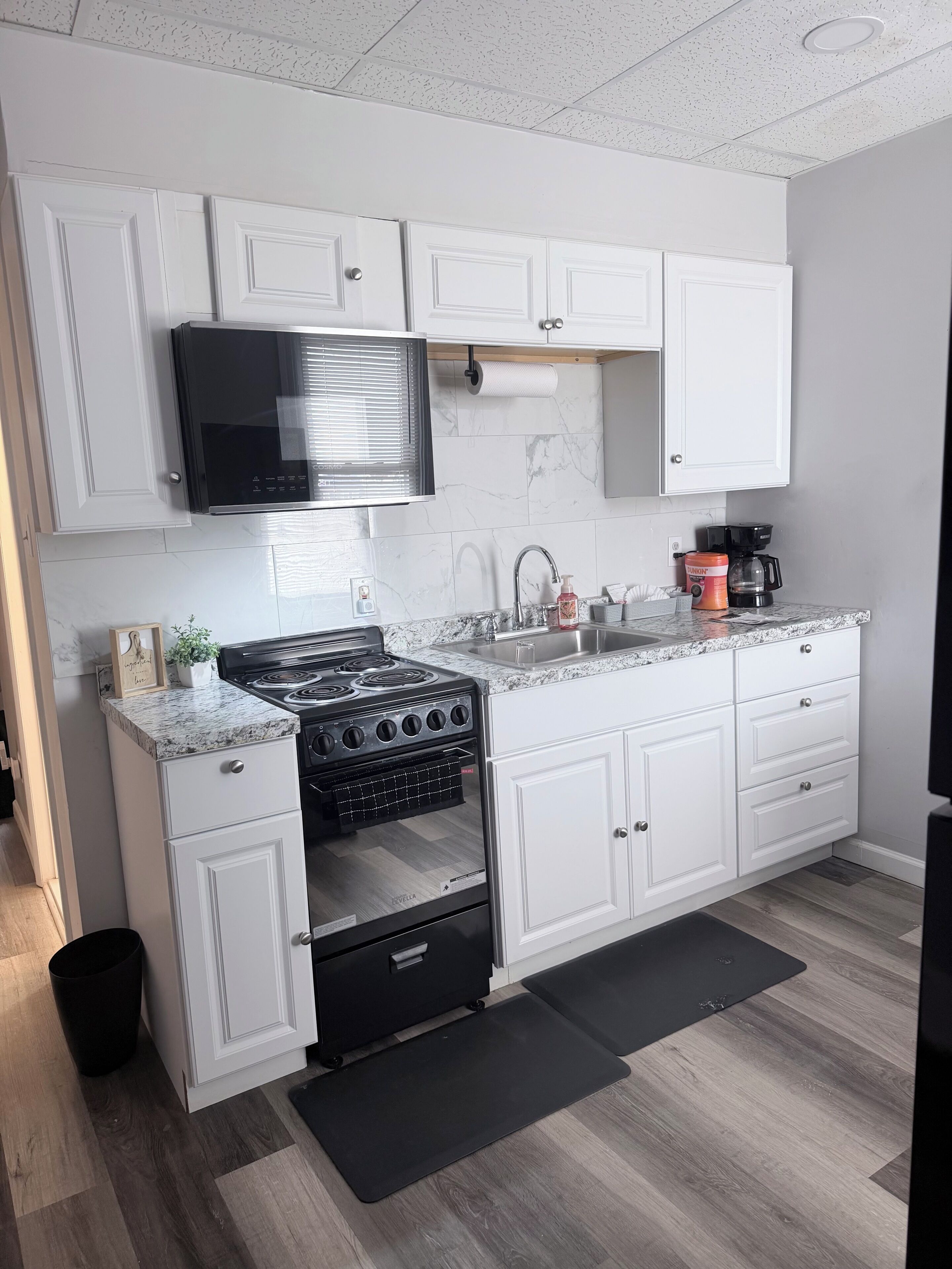 Réfrigérateur, micro-ondes, four, plaque de cuisson