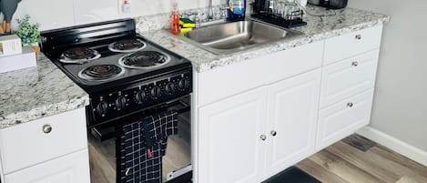 Four Ă micro-ondes, un four, surface de cuisson, essuie-tout