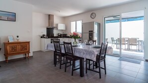 A modern kitchen with a dining area. - La Bulle de Landrezac - Jacuzzi/Proche Plage (Sarzeau)