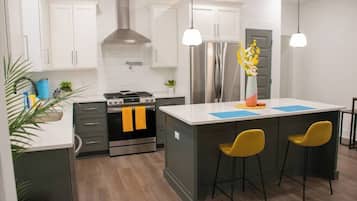 Refrigerador, microondas, horno y parrilla de estufa