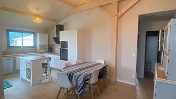 Een koelkast, een microgolfoven, een oven, een vaatwasser