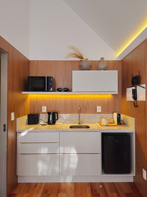 Kühlschrank, Mikrowelle, Wasserkocher mit Kaffee-/Teezubehör, Toaster