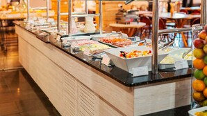 Ein Buffet mit verschiedenen Speisen und einer Obstauslage.