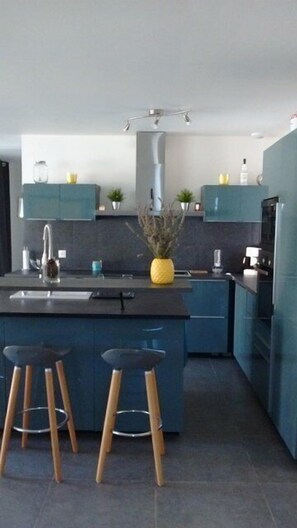 Refrigerador, microondas, horno y lavavajillas