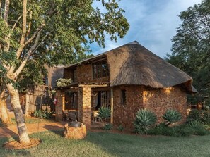 Comfort Chalet - Kwathabisile Bush Retreat (Cullinan)