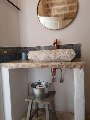 Dusj, bidé, håndklær og såpe