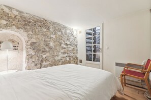 1 dormitorio, tabla de planchar con plancha, wifi y ropa de cama