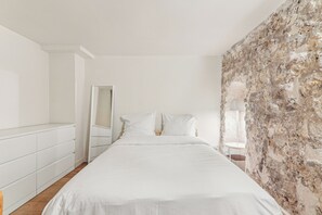 1 dormitorio, tabla de planchar con plancha, wifi y ropa de cama