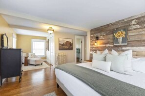 4 bedrooms, desk, iron/ironing board, WiFi - Vintage 1920s Farmhouse - Barn, Hot Tub & Fire Pit (Sodus)