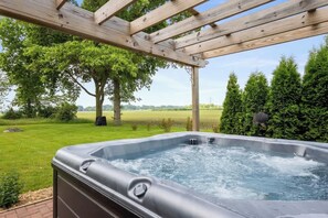 Outdoor spa tub - Vintage 1920s Farmhouse - Barn, Hot Tub & Fire Pit (Sodus)