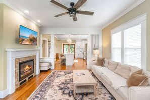 Smart TV, fireplace - Vintage 1920s Farmhouse - Barn, Hot Tub & Fire Pit (Sodus)