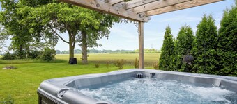Juniper Presents: Vintage 1920s Farmhouse w/ Barn, Hot Tub+Fire Pit
