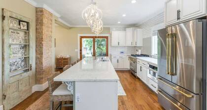 Juniper Presents: Vintage 1920s Farmhouse - Barn, Hot Tub & Fire Pit