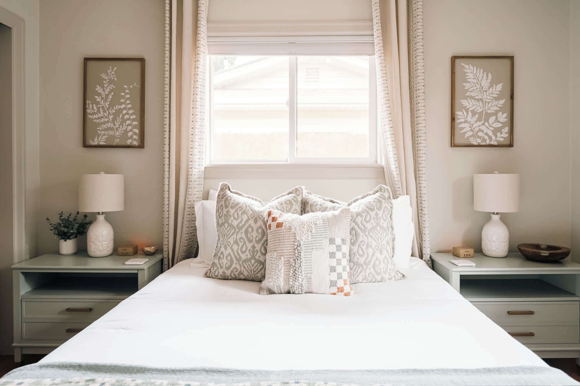 4 slaapkamers, een bureau, een strijkplank/strijkijzer, reisbedje