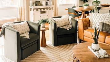 Een smart-tv, een open haard en een kantoor