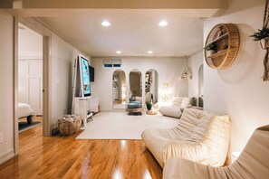 4 chambres, bureau, fer et planche à repasser, lit de bébé portatif