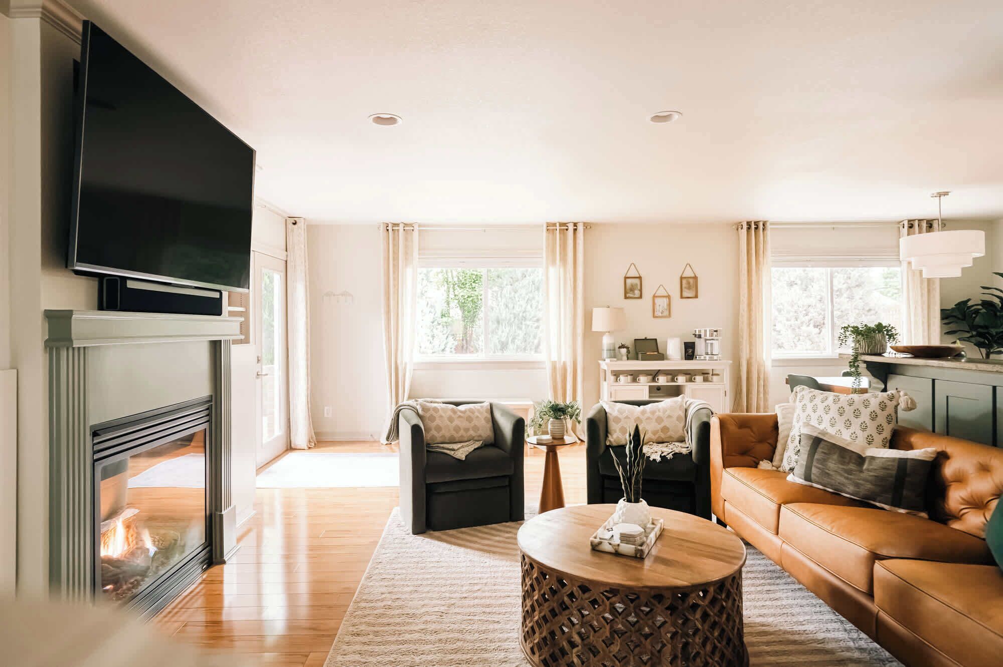 Een smart-tv, een open haard en een kantoor