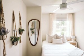 4 habitaciones, escritorio y tabla de planchar con plancha