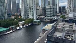 A high-rise urban area with modern skyscrapers, a river, and a bridge. - Luxury Stay with Scenic Views (London)