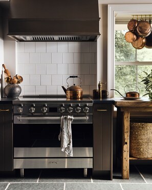 Fridge, microwave, oven, stovetop - Charming & newly restored farmhouse tucked away in nature (Freeland)
