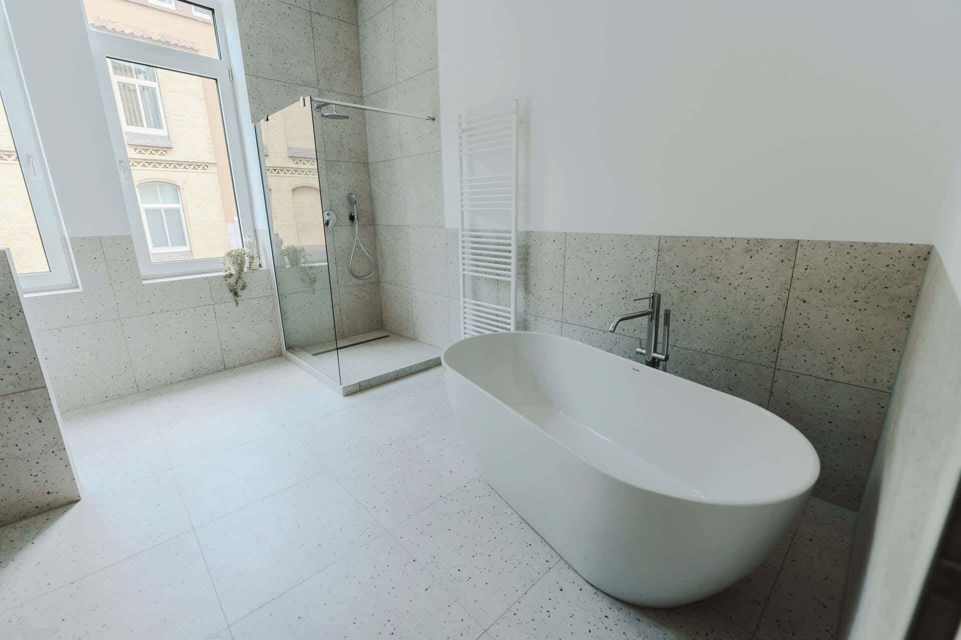 Dusj, hårføner og håndklær