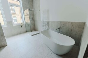 Douche, sèche-cheveux, serviettes fournies