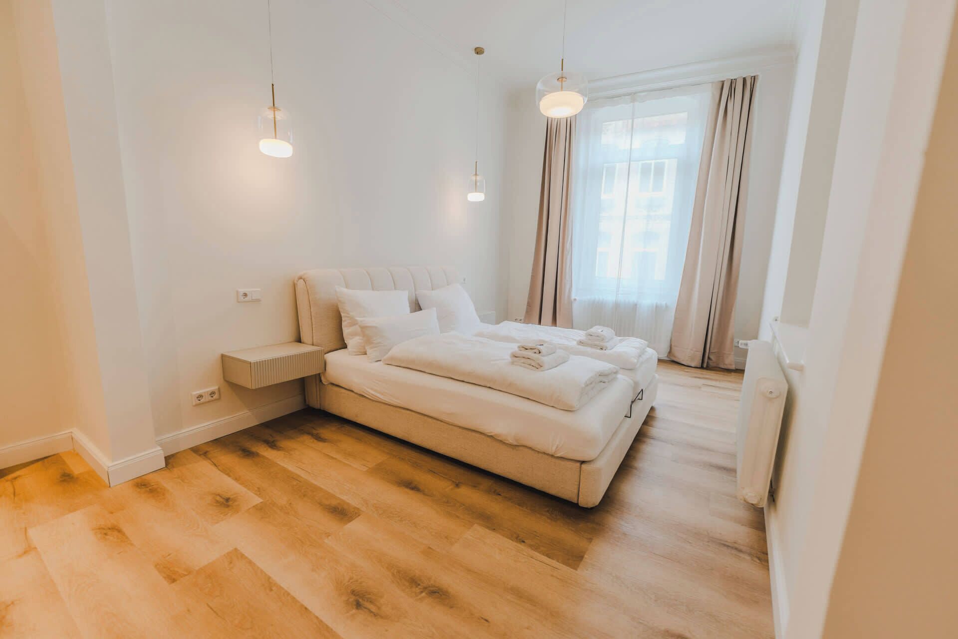 2 soverom, skrivebord, strykejern/-brett og reiseseng for barn