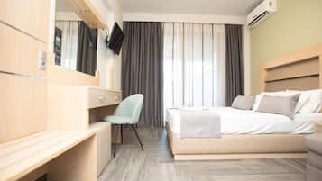 Deluxe Studio | In-room safe, soundproofing, free WiFi