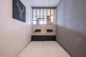 2 bedrooms, bed sheets
