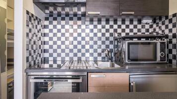 Réfrigérateur, micro-ondes, four, plaque de cuisson