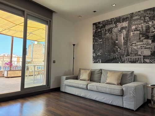 PENTHOUSE WITH LARGE TERRACE IN THE CENTER OF BARCELONA