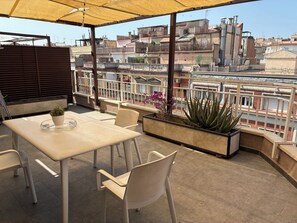 Outdoor dining - PENTHOUSE WITH LARGE TERRACE IN THE CENTER OF BARCELONA (Barcelona)
